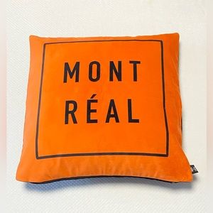 Set of 3 M O N T R É A L  cover pillows | New | 45x45 inch.